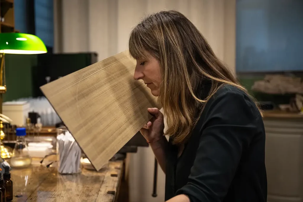 Nathalie Durand sent une planche de bois au laboratoire pour reconstituer son odeur