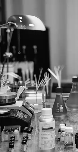 Atelier de Nathalie Durand parfumeuse avec ses outils de création olfactive