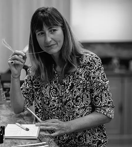 Nathalie Durand parfumeuse au travail dans son atelier de création de parfum sur mesure