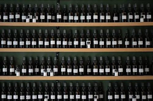 Orgue du parfumeur de Nathalie Durand au Pays Basque, bibliothèque d'essences pour la création de parfum sur mesure