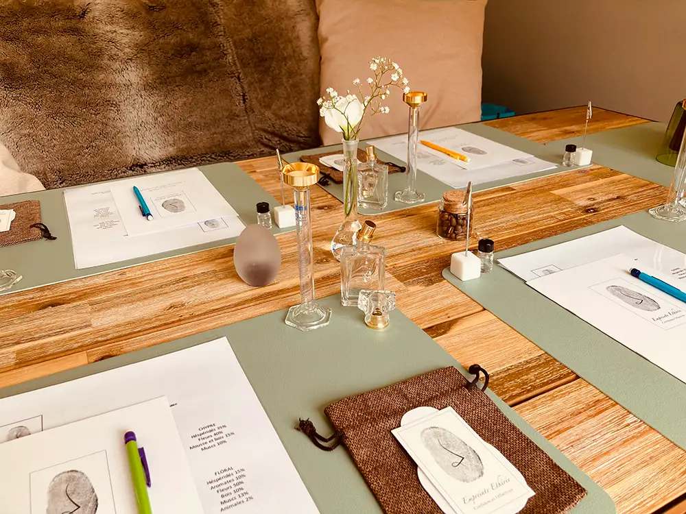 Table d'atelier création parfum sur mesure animée par Nathalie Durand parfumeuse