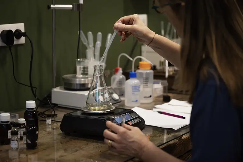 Pesée des matières premières à l'atelier pour le parfum Immo Angels